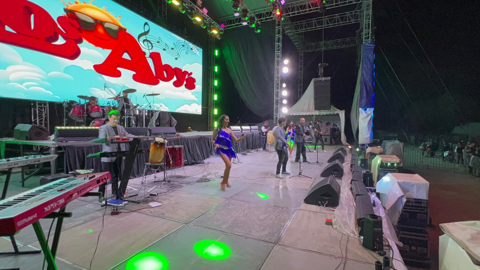 Grupo Los Aby's en escenario con producción e iluminación