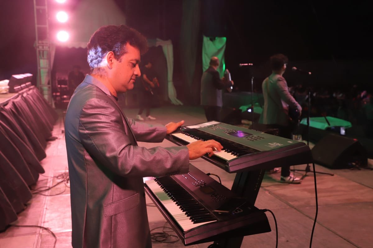 Ismael Cruz en teclados durante una presentación de Grupo Los Aby's